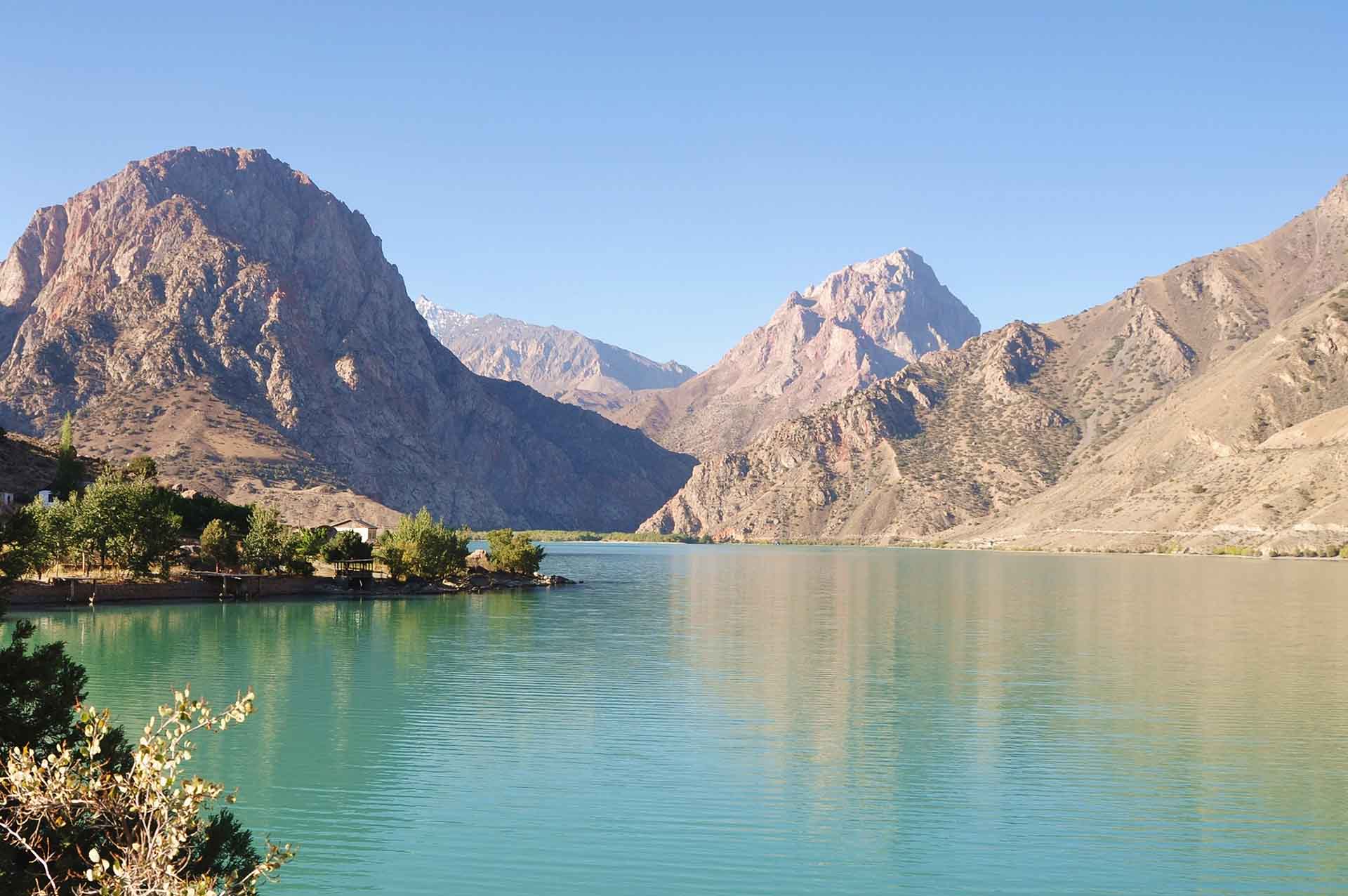 Tajikistan adventure travels: Iskanderkul Lake